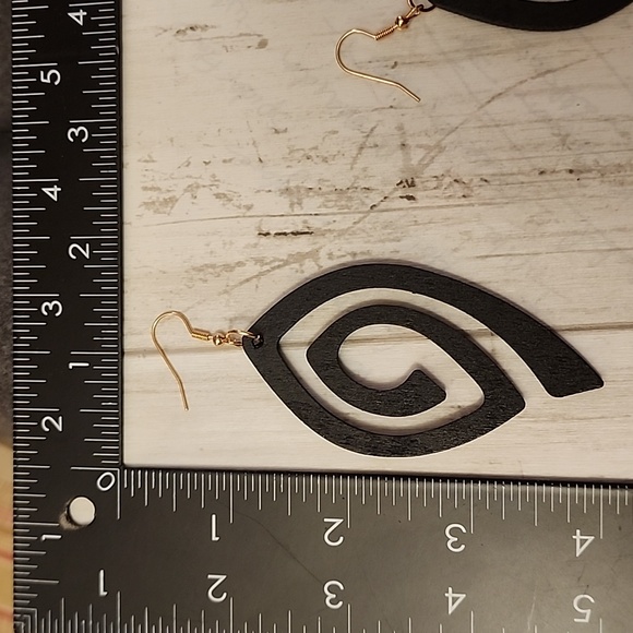 🌻Wood Dangle lightweight Cutout Boho earings - Picture 2 of 2